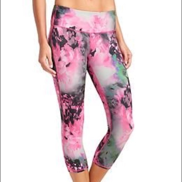 Poshology1's tweet photo. So good I had to share! Check out all the items I'm loving on @Poshmarkapp #poshmark #fashion #style #shopmycloset #athleta #lululemonathletica #paige: https://t.co/qpqs8HJtqP https://t.co/5v0w5CUQIu