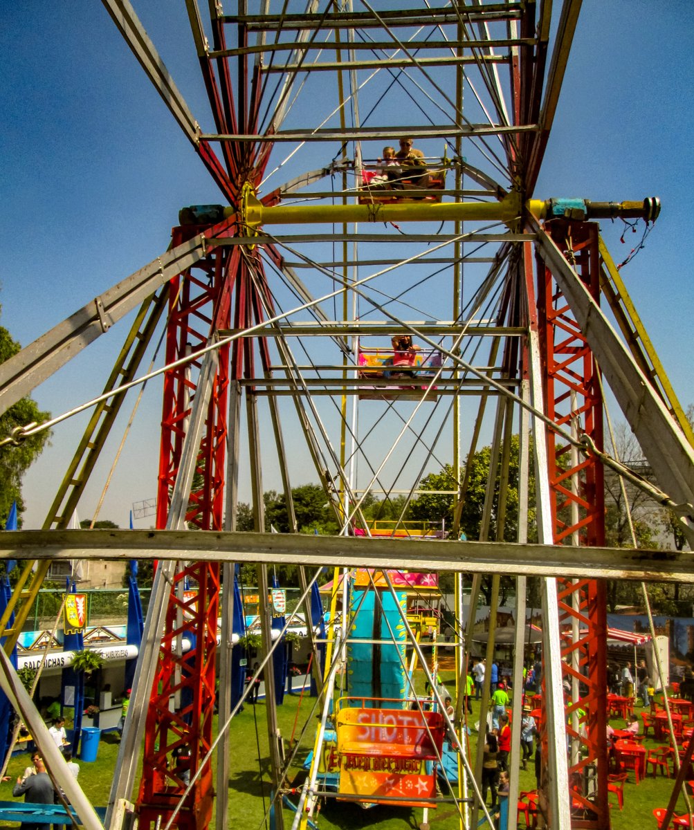 OscarPhotograp3's tweet photo. El éxito depende esfuerzo
.
.
.
#OscarPhotographyComparteMomentos 
#festivalinternational #festivaldedança #ferriswheels #ferriswheelview #ferriswheel🎡 #ferriswheelfun #ferriswheelride #ferriswheelselfie https://t.co/D0dFVCkDjA