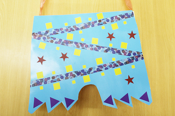 エデュース 公式 節分 製作第2弾 本日は1 2歳児の製作です シール遊びを通して 鬼のパンツ型のおしゃれな豆入れを作ってみましょう おにのパンツで豆いれをつくろう 1歳児 2歳児 T Co Dcdb9ubafp 保育園 幼稚園 こども園 工作