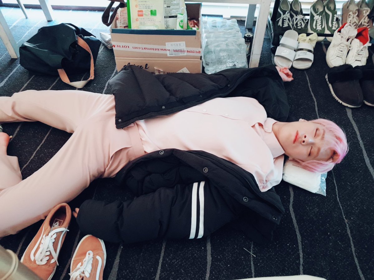 iThinkFelix's tweet photo. I   wanna   steal   sanhas   phone https://t.co/B4jBxNZ3Cb
