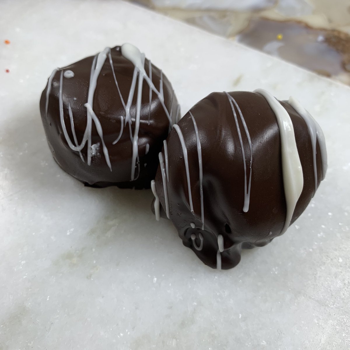 ChocolateChange's tweet photo. This couple of caramel-wrapped marshmallows couldn’t be more sweet on the thought that Valentine’s Day is on the horizon! 

Get your orders in now and rest easy knowing that your loved one is guaranteed to swoon over the best chocolates they’ve ever received 😍 

#endhomelessness https://t.co/3GHsRtZ57V