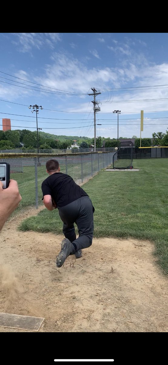 Another reason I like overhead MB throw/slam variations like this is because it works through the bow-flex-bow pattern we see in pitchers’ back mechanics while throwingYou can see what I mean in these pics from a bullpen of mineMy back starts “bowed,” flexes, and bows again