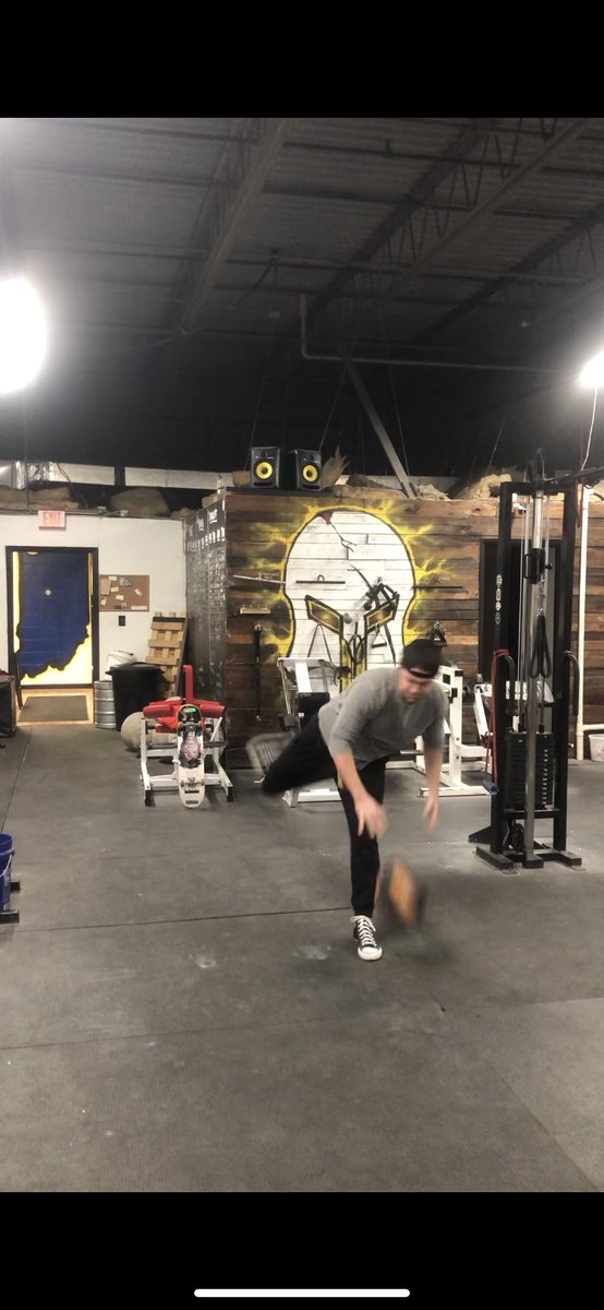 You can’t see the first half (scan retraction and shoulder external rotation)But these pictures do display the throwing arm in a similar 90° position at the torso followed by rapid internal rotation as we see in throwing