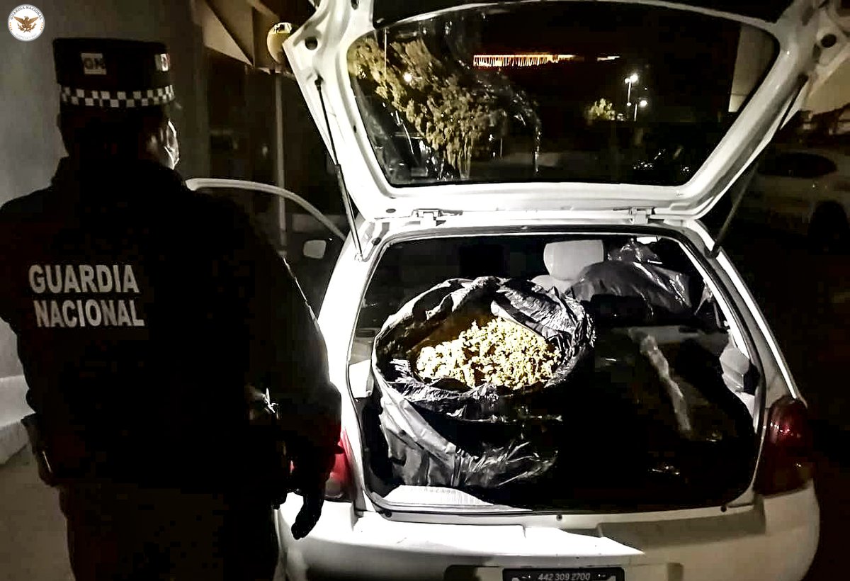 GN_MEXICO_'s tweet image. Combatimos el tráfico ilícito de sustancias mediante patrullajes de seguridad en carreteras. En #Querétaro detuvimos a dos personas que trasladaban en la cajuela de su vehículo alrededor de siete bolsas de plástico con más de 45 kilos de aparente marihuana. #JusticiaYPaz