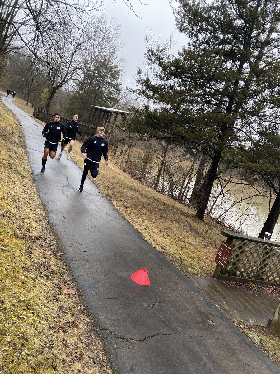 DanMartin12's tweet photo. Week 2! Team meeting and campus trail run! #MACSoccer #GoCards https://t.co/O5ZgKL0bUe