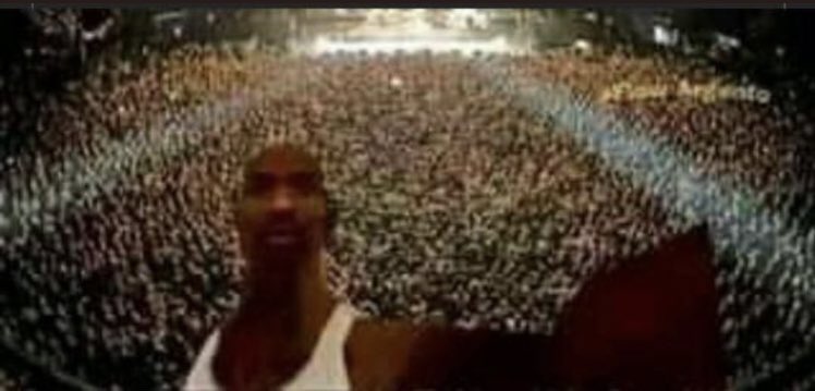 melvstk's tweet image. mi papá: quien vendió la casa? 

yo en el concierto de bts: