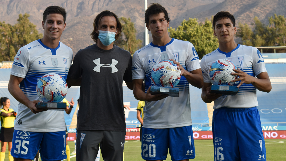 Cruzados's tweet photo. ¡Felicitaciones, canteranos! 👏

En manos del Chapa Fuenzalida, Marcelino Núñez, Clemente Montes y Gonzalo Tapia fueron premiados por su primer gol en el profesionalismo en la presente temporada ⚽1⃣, un balón firmado por el Plantel de #LosCruzados.

¡A seguir así, muchachos! 💪 https://t.co/XEue0Vdc8v
