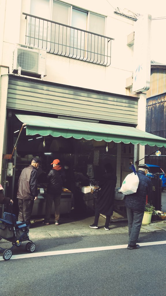 umesakemusubi's tweet image. ただいま我が家はお味噌を切らしておりまして若干ピンチです～。
明日のお味噌汁に間に合うのだろうか😅今日買い物行ってきます。
大好きな商店街の過去写真。素敵なとこ沢山あります✨

#商店街 #アーケード街
#普段の暮らし 
#何でもない日常が愛おしい 
(↑憧れのハッシュタグ)