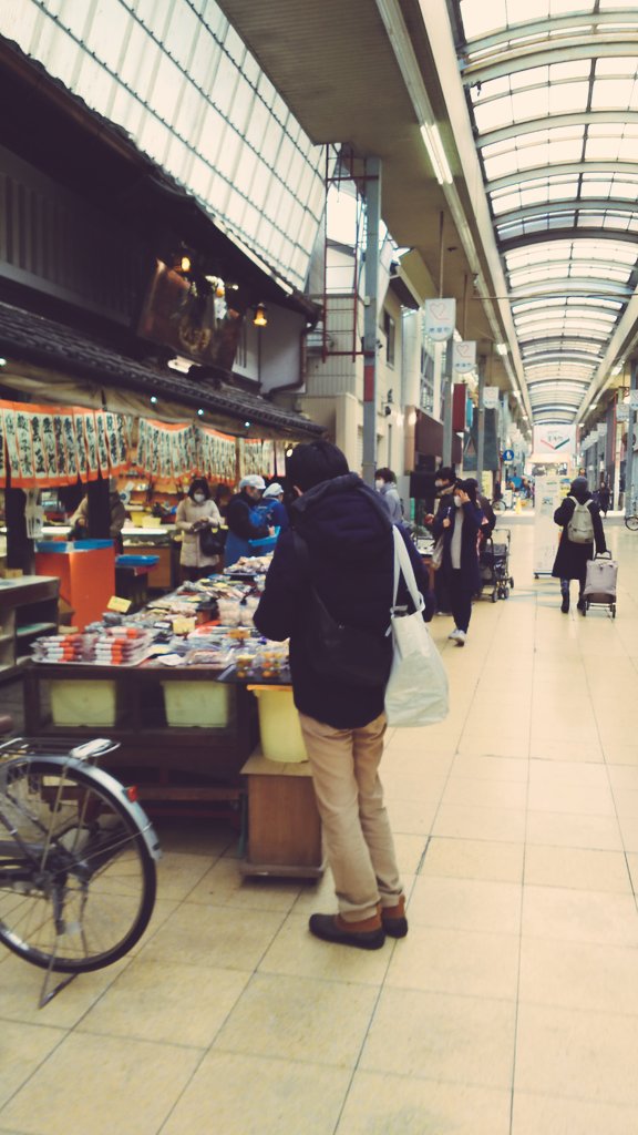 umesakemusubi's tweet image. ただいま我が家はお味噌を切らしておりまして若干ピンチです～。
明日のお味噌汁に間に合うのだろうか😅今日買い物行ってきます。
大好きな商店街の過去写真。素敵なとこ沢山あります✨

#商店街 #アーケード街
#普段の暮らし 
#何でもない日常が愛おしい 
(↑憧れのハッシュタグ)