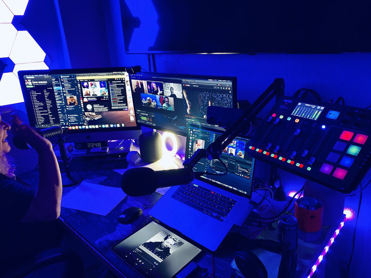 ApplelianosPod's tweet photo. Este martes sobre las 00:30 de la noche estaremos con @elcamionerogeek hablando del 💻 #M1 #AirPodsMax 🎧#Domotica 🏠 | Un episodio completo con el gran tolo, os esperamos vía @TwitchES https://t.co/OHoLLdgG5d | Grupo Telegram https://t.co/rk4TNXcLlW | https://t.co/tRdoGRMPww