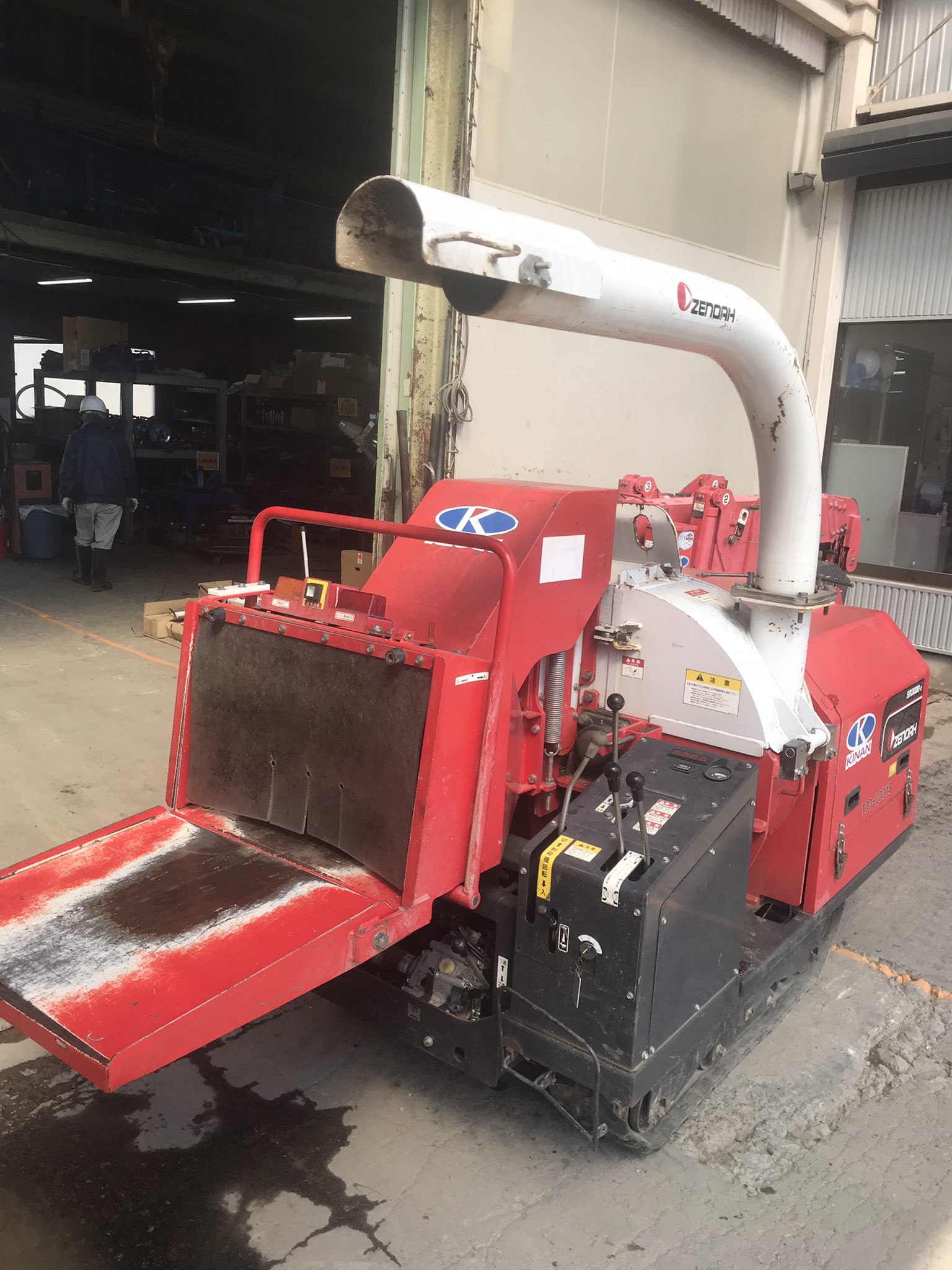 株式会社キナン Kinan Co Ltd 公式 です マニアックな機械の紹介します 木材破砕機 ゼノア Sr3000 2 木材を一瞬で粉々に粉砕します 竹も粉砕でき 自走式のため狭い現場にも走っていきます 試しにバタ角入れたら粉砕チップの掃除に苦労 株式会社キナン Kinan Co Ltd 公式 です マニアックな機械の紹介します 木材破砕機 ゼノア Sr3000 2 木材を一瞬で粉々に粉砕します 竹も粉砕でき 自走式のため狭い現場にも走っていきます 試しにバタ角入れたら粉砕チップの掃除に苦労