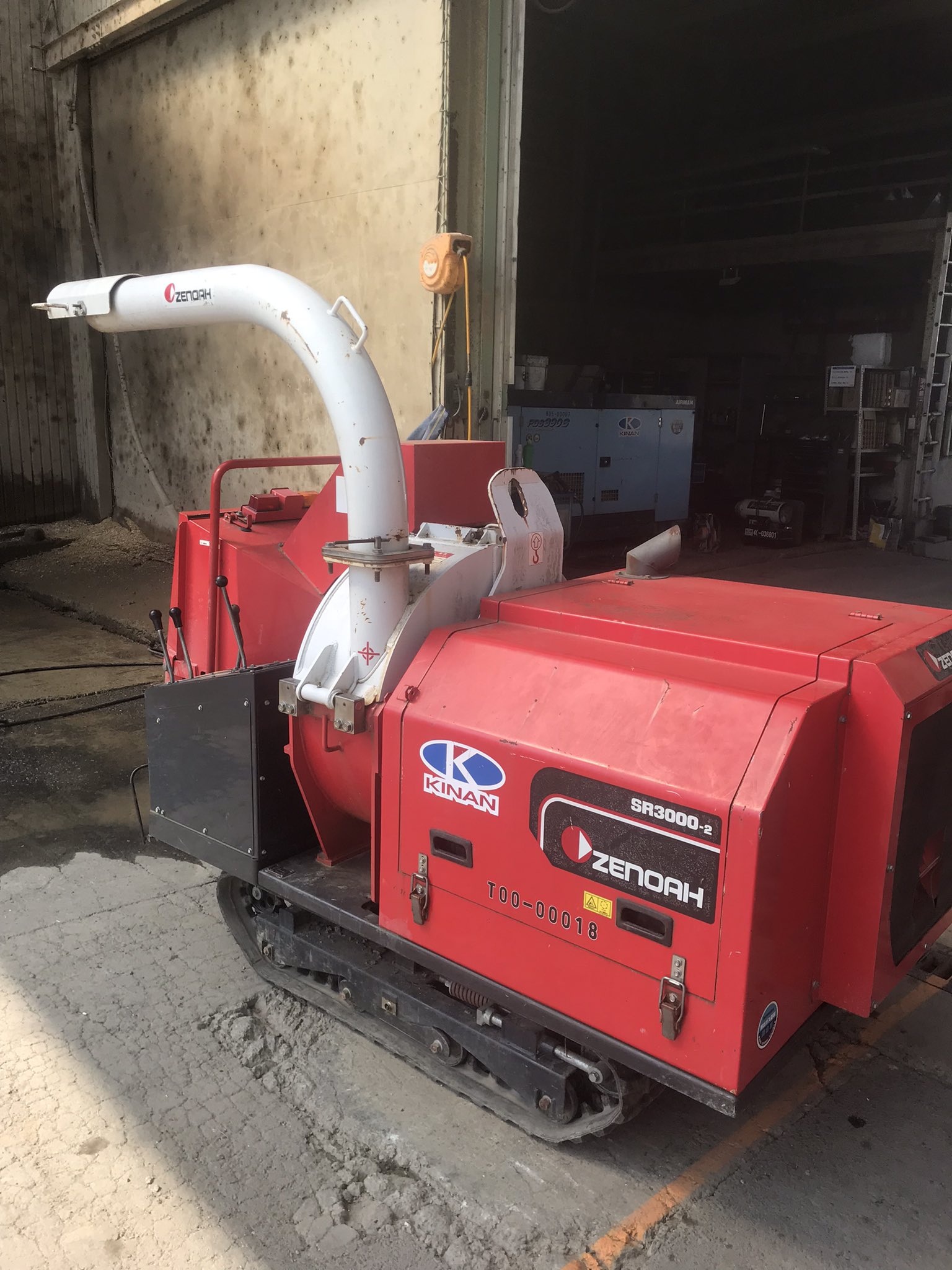 株式会社キナン Kinan Co Ltd 公式 です マニアックな機械の紹介します 木材破砕機 ゼノア Sr3000 2 木材を一瞬で粉々に粉砕します 竹も粉砕でき 自走式のため狭い現場にも走っていきます 試しにバタ角入れたら粉砕チップの掃除に苦労 株式会社キナン Kinan Co Ltd 公式 です マニアックな機械の紹介します 木材破砕機 ゼノア Sr3000 2 木材を一瞬で粉々に粉砕します 竹も粉砕でき 自走式のため狭い現場にも走っていきます 試しにバタ角入れたら粉砕チップの掃除に苦労
