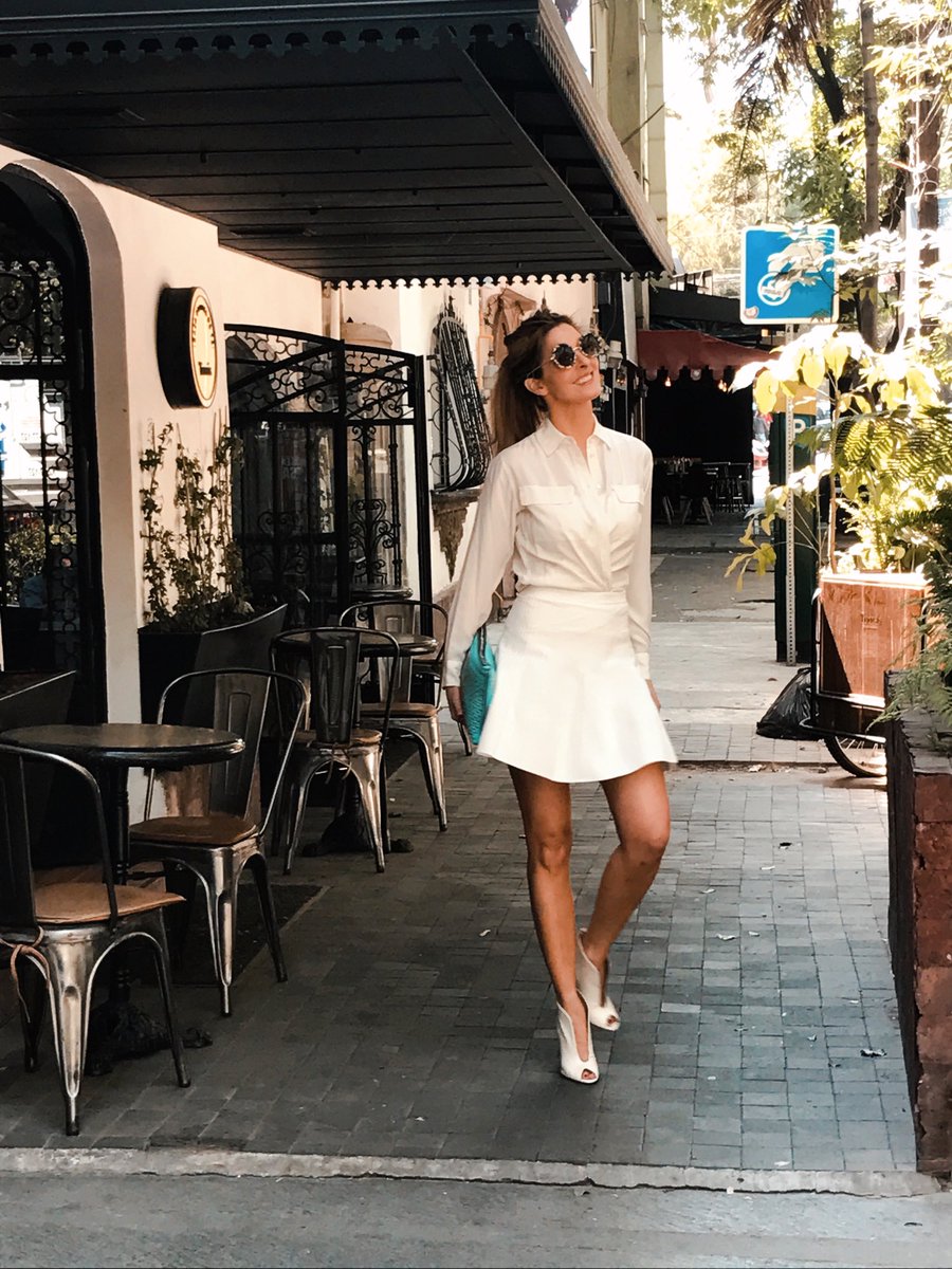 El blanco en invierno puede llegar a ser de lo más “chic” que puedes usar, y llegó para quedarse. Lo has intentado? #bloggers #ootd  #power #tvhost #paz #conductoras #psicologa #allwhitelook #sharkie #invierno #tendencias #blanco #white #cdmx #whatıwore #felizota #marcelacuevas