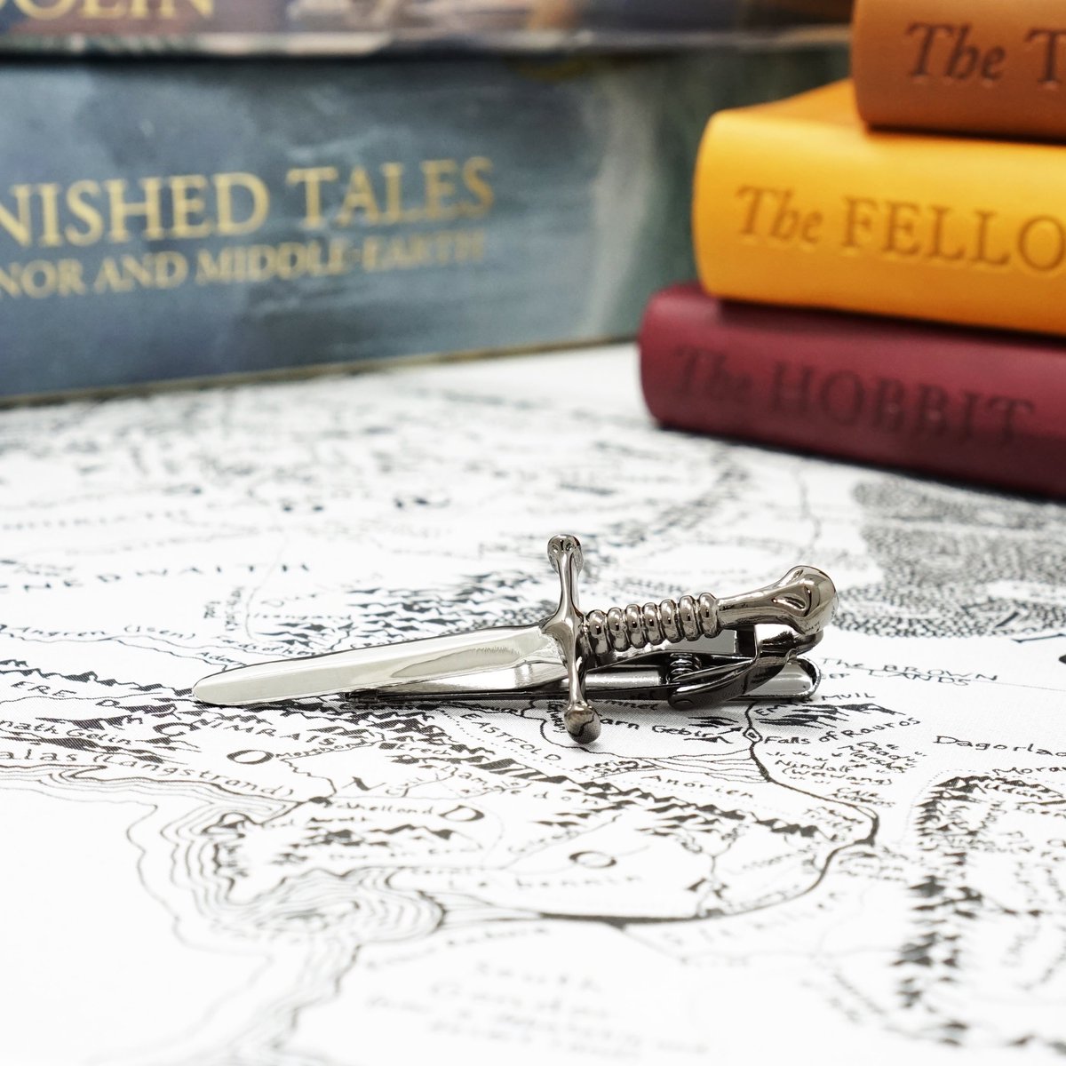 HerosArmory's tweet photo. The King’s Blade REFORGED, the full bladed version inspired by Aragorn’s sword, is in stock and available now!
#lordoftherings #aragorn #anduril #flameofthewest #tolkien #middleearth #returnoftheking #lotr #thehobbit #herosarmory #swordtieclip #swordclip #swordclips https://t.co/22zM7EVv7L