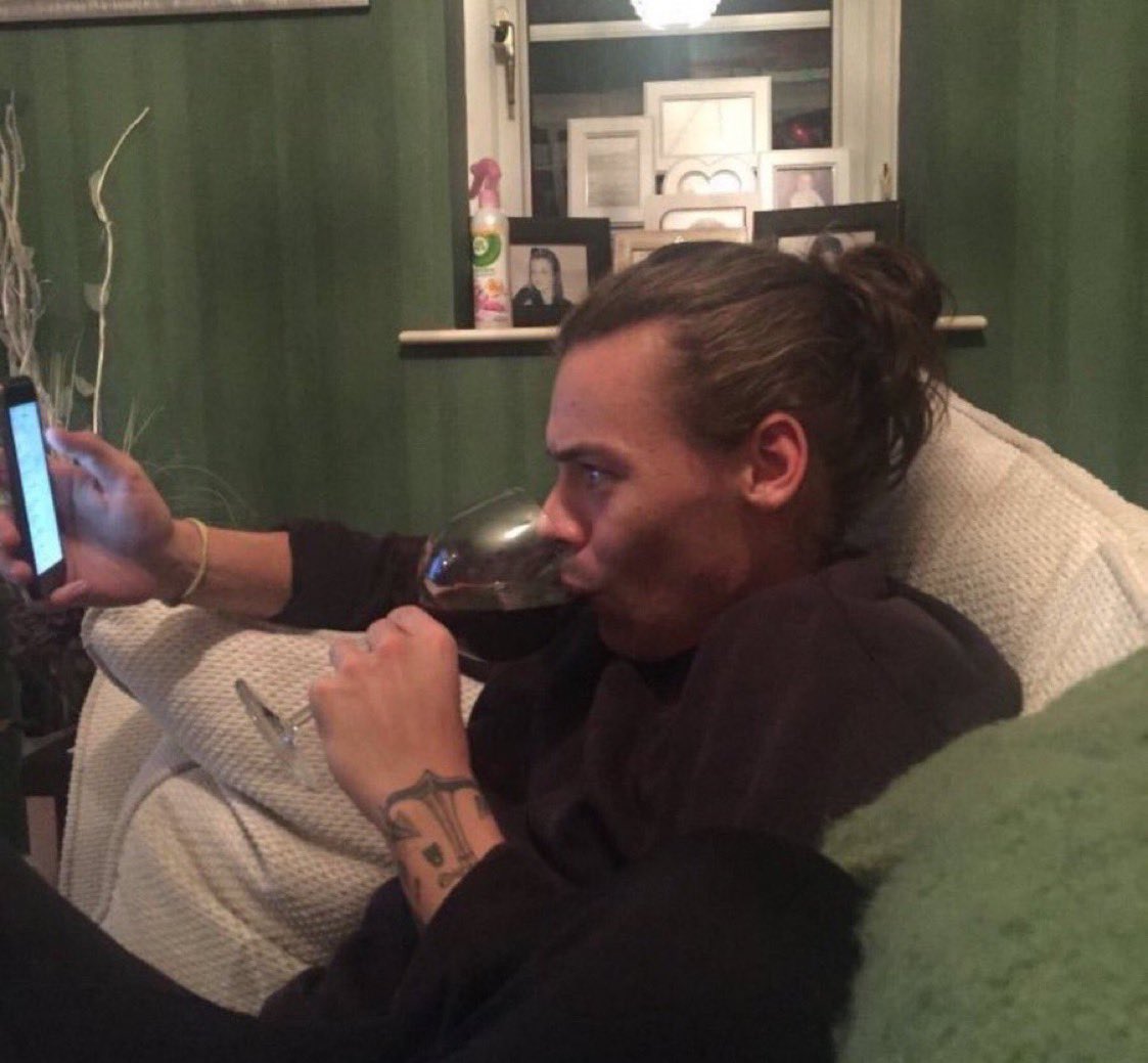 beautyofleos's tweet photo. Keeping up with the tweets while watching the show is stressful.  #TheBachelor https://t.co/9pMqbLAkO5