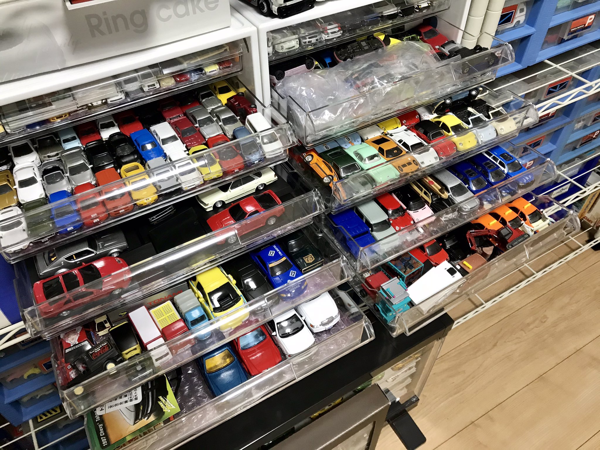 カロエル ミニカー収納方法大公開 1 87とかはニトリのレターケース 1 64はトミカの旧パーキングケース ブリスター系は縦にして衣装ケース なんやかんやトミカの旧パーキングケースがコスパ良くて優秀 リサ店で300 500円やし 2段積みで50台以上入る カロエル ミニカー収納方法大公開 1 87とかはニトリのレターケース 1 64はトミカの旧パーキングケース ブリスター系は縦にして衣装ケース なんやかんやトミカの旧パーキングケースがコスパ良くて優秀 リサ店で300 500円やし 2段積みで50台以上入る