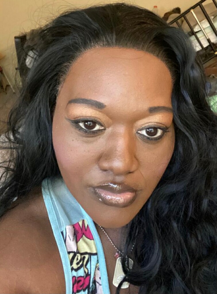 THREAD: Amazon worker Poushawn Brown, 38, was made to COVID test other workers for several months. She was not given N-95 mask, hazard pay, & social distancing was non-existent. Her sister told me Poushawn came home recently w/ a headache. She died in bed next morning....