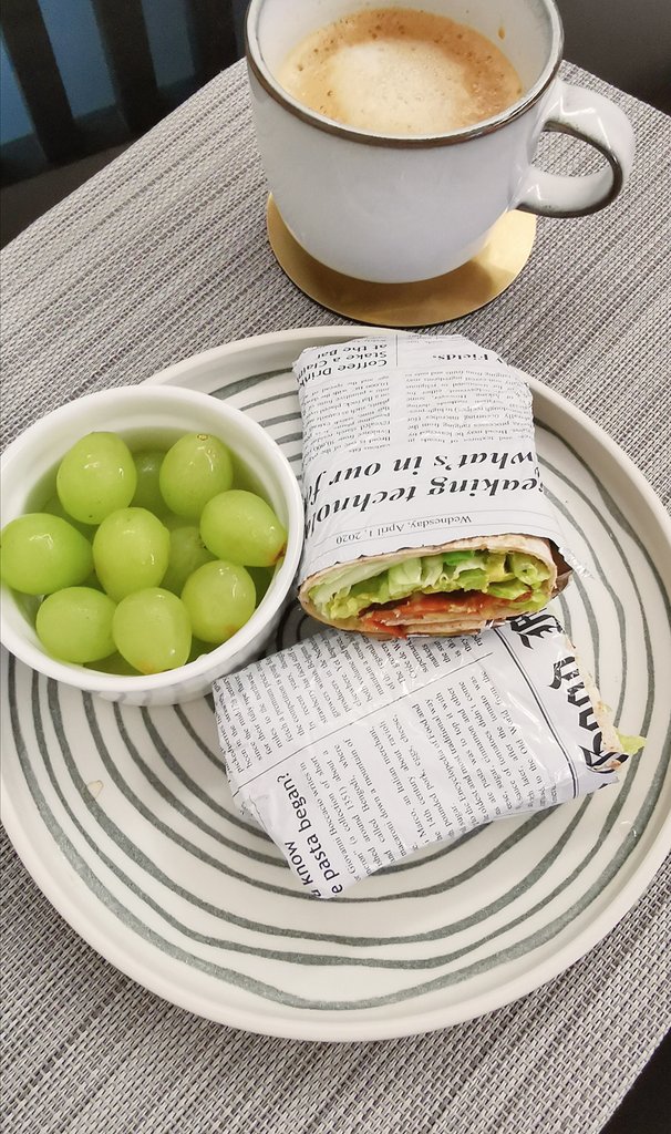 PKuan331's tweet photo. MCO 2.0 ~~ Day 14~~ chicken salami, cheese, and avocado wrap π―πβπ
#simpleandquick
#breakfastathome https://t.co/1DSmIzYIyI