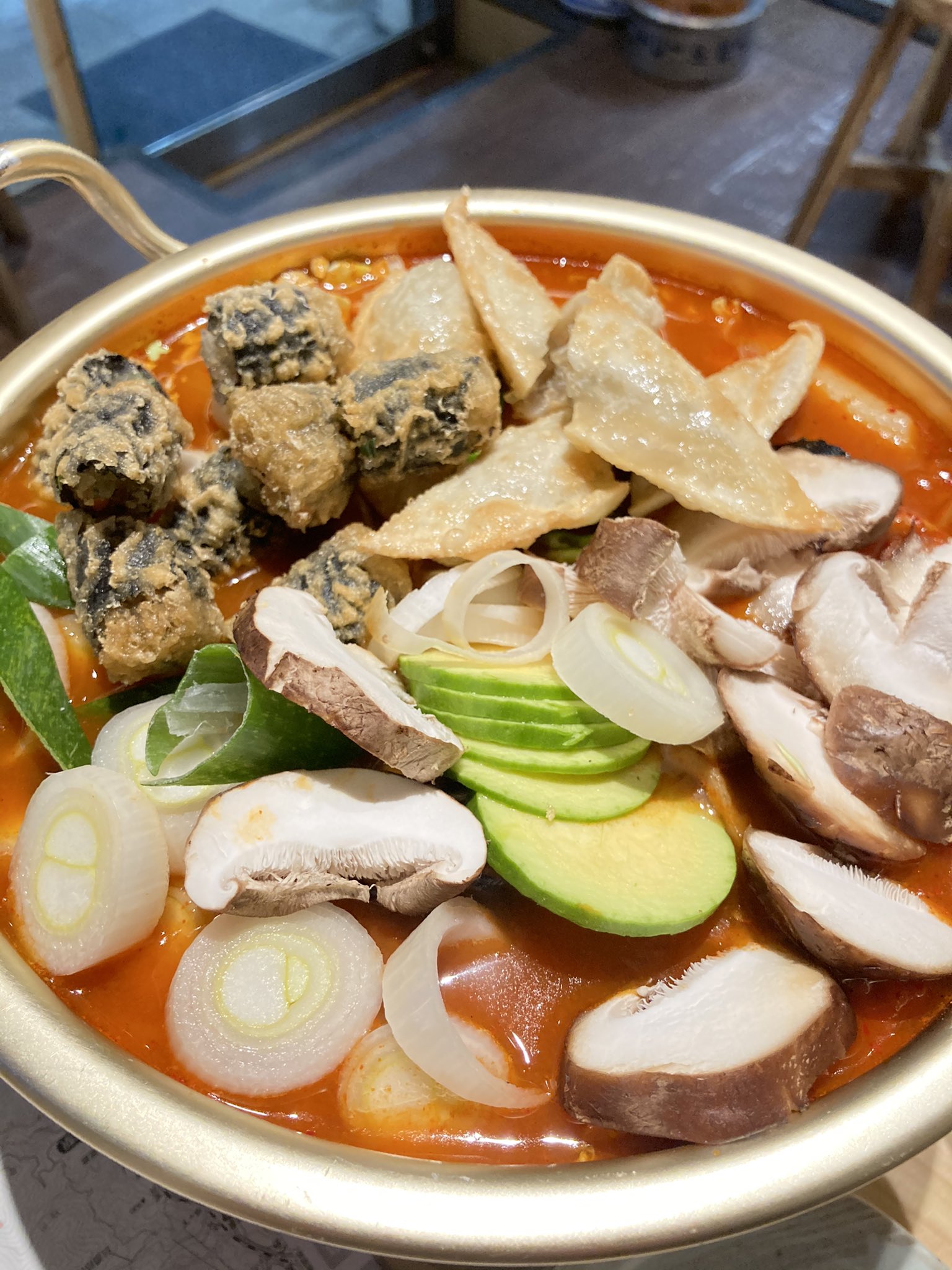 プーちゃん トッポギ鍋 絶品やったわ あとこの店は韓国チキンが最強に旨い ヤンニョンチキンを辛くして貰った 刻みコチュ 青唐辛子 絡め そしてサービスのタコ 8時までやからサッと食べて帰るから飲み過ぎなくて良いㅋㅋ 日本橋 韓国料理