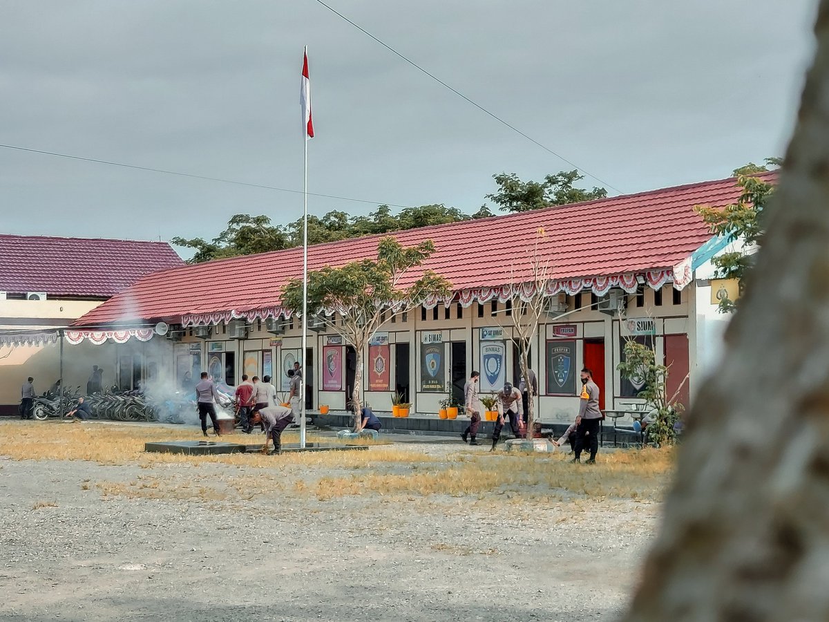 polresmateng's tweet photo. Jaga Kebersihan Mako, Polres Mamuju Tengah Laksanakan Kurve

POLRES MAMUJU TENGAH - Sesaat setelah melaksanakan apel pagi, Anggota Polres Mamuju Tengah (Mateng) melaksanakan kegiatan bersih-bersih atau kurve bersama di halaman Mako Polres Mamuju Tengah (Mateng). (26/01/2021). https://t.co/Aw9pzbHRRC