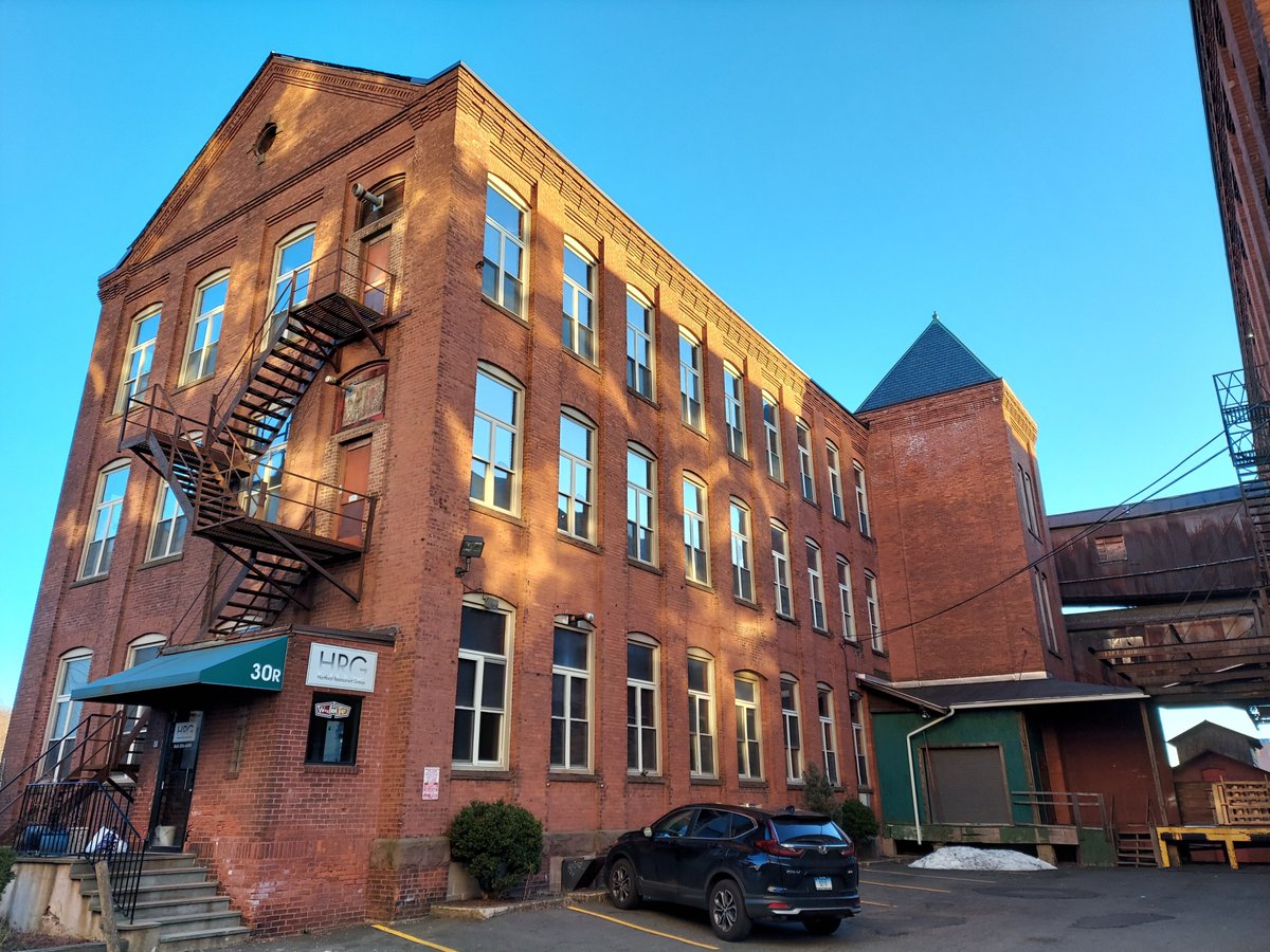The complex persuaded the Hartford Rubber Works, one of Pope's most important suppliers, to make the neighborhood the site of its industrial chain.