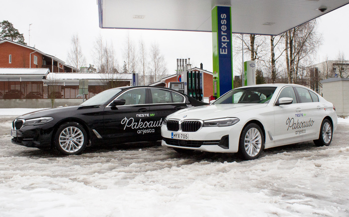 NesteSuomi's tweet photo. Selvitimme, että vuosi 2020 muutti suomalaisten asenteita autoiluun. Autolla kulkeminen on mahdollistanut monelle turvallisimman tavan liikkua. Yli puolet kyselyymme vastanneista kertoi kaipaavansa hengähdystaukoa arjesta. Lue lisää 👉 https://t.co/sB8JySMtF0
#pakoautoarjesta https://t.co/GJwHEAJcdS