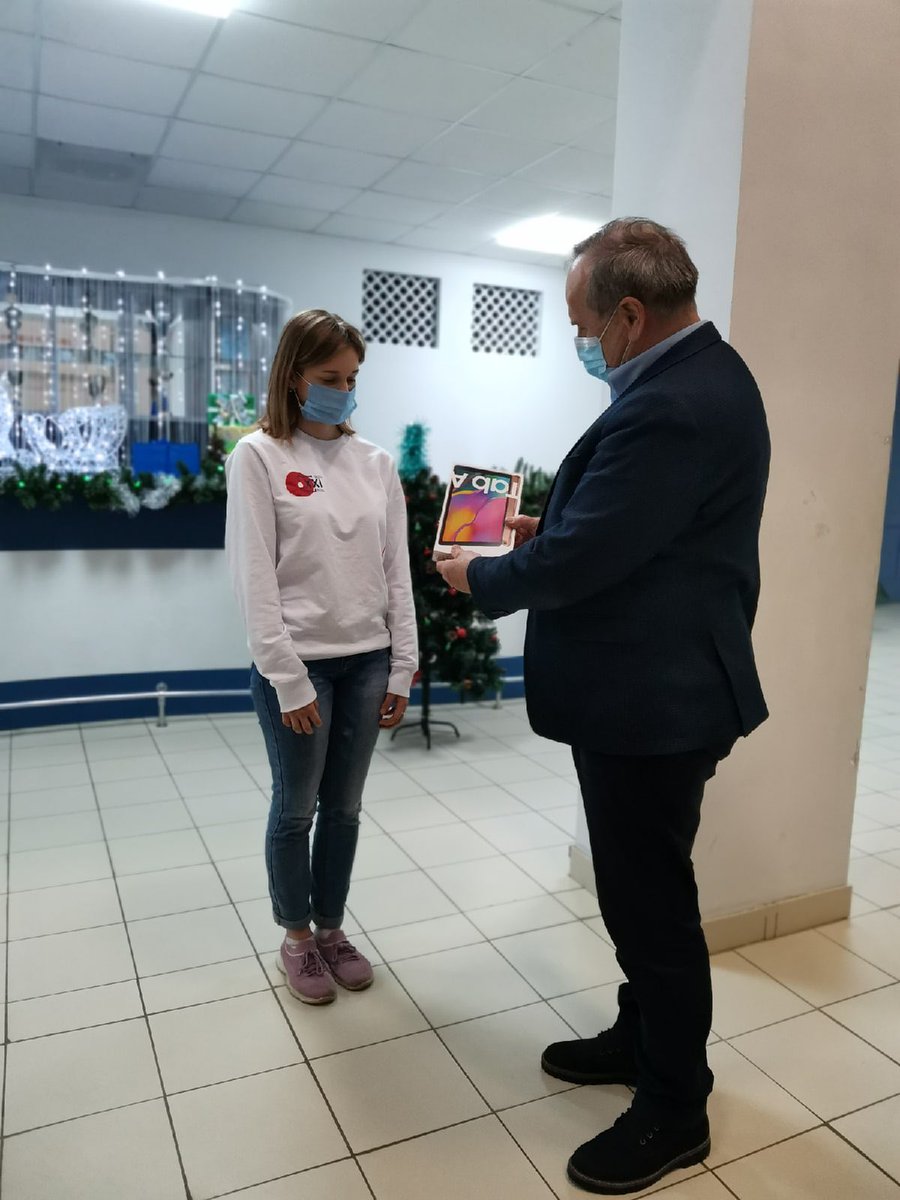 В декабре встретился с Абрамовой Мариной – Лидером детского молодежного общественного объединения, победительницей конкурса «Лидер XXI века». В финал вышло 53 человека, и 10 из них проживают в Самарской области. Лично поздравил победительницу и вручил планшет и сладкий подарок.