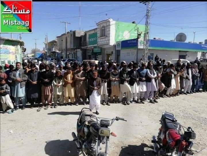 JamalMalyarr's tweet photo. بلوچ یکجہتی کمیٹی کی مرکزی کال پر پنجگور بازار میں بسم اللہ چوک پر بانک کریمہ بلوچ کی غائبانہ نماز جنازہ ادا کردی گئی۔
یاد رہے تمپ کے تمام راستے بند ہیں۔اور بانک کریمہ بلوچ کے جنازے میں لوگوں کو شرکت کرنے سے روکا ہوا ہے۔ https://t.co/lkidiSQlPe