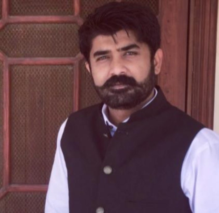 alihaiderkhan05's tweet photo. @hamzashafqaat @hamzashafqaat
@ShahzadYunasPTI
Name: Asad
 Designation: Adviser Law at Bahria University Islamabad campus.
He is directly threatening students regarding yesterday protest
We want action against him, peaceful protest is our constitutional right
#JusticeForAllaudin https://t.co/PGgYwSfYLq