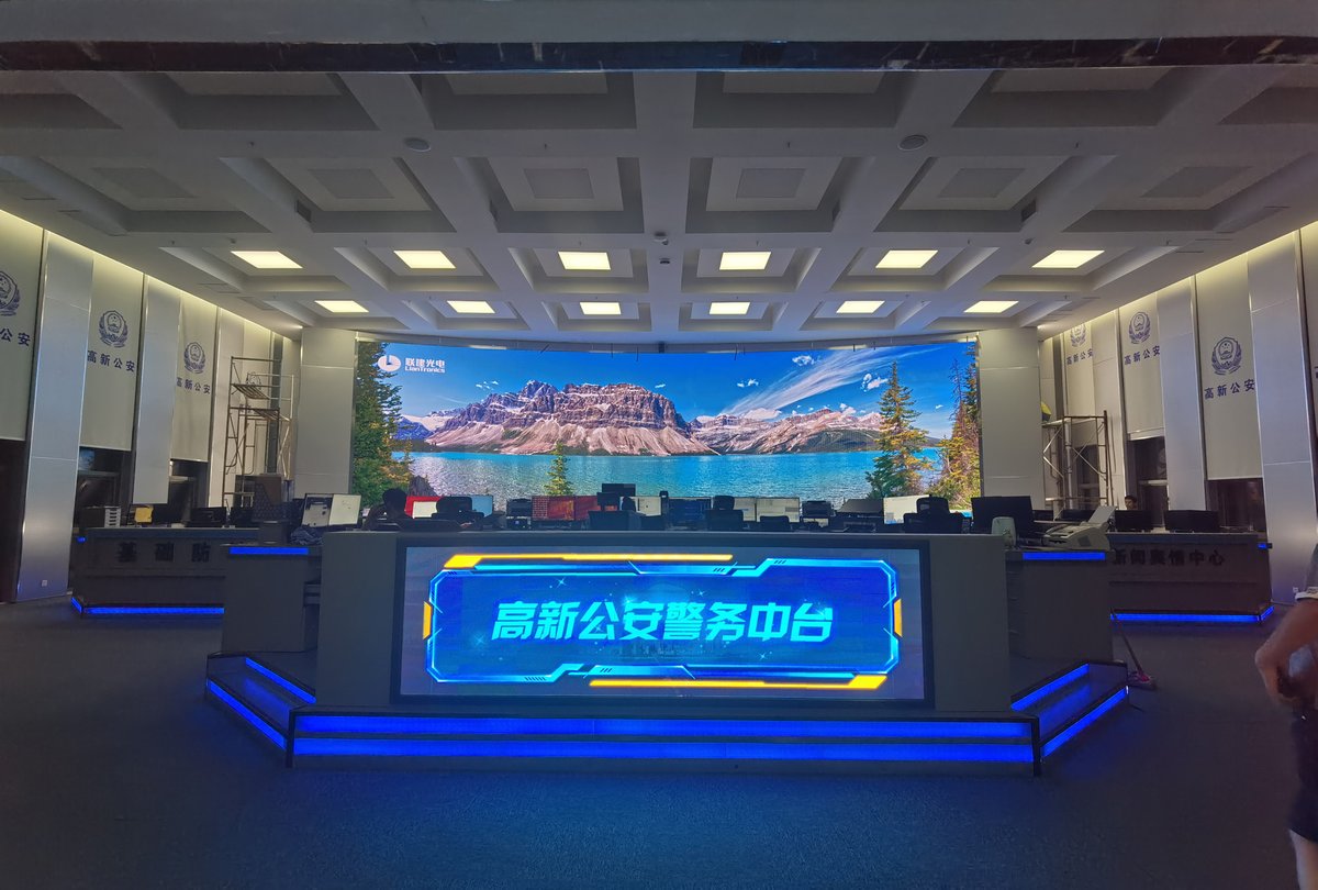 szliantronics's tweet photo. An #8K #LianTronics #visualizationplatform has been applied in Changsha Gaoxin #PublicSecurityBureau recently. This curved #videowall adopts LianTronics VF1.5 #finepitch LED displays to assemble a high-clarity #monitoring window for #command & #control. #controlroom #AVTweeps https://t.co/ysJbMrMt1S