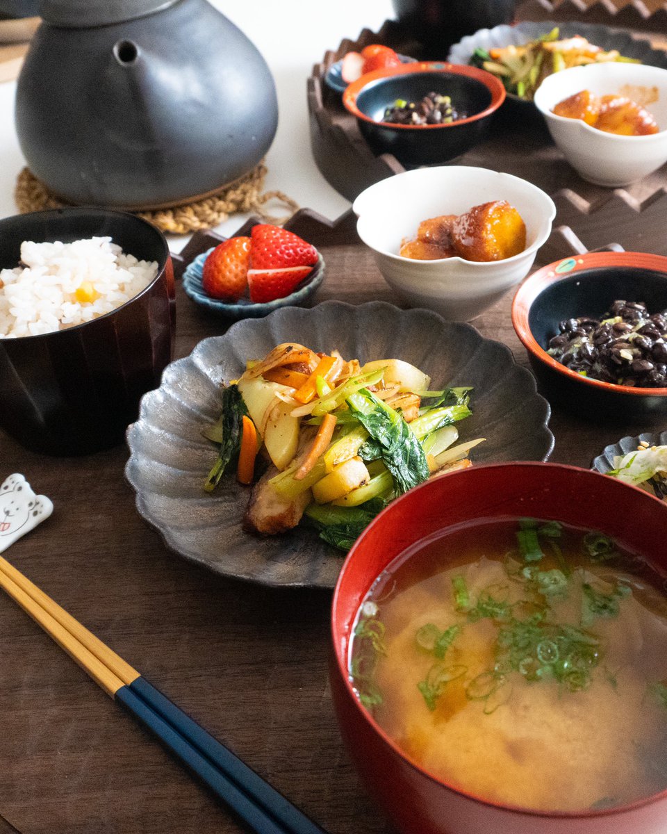 ハレの日 ケの日 ケの日のご飯 里芋を煮るより蒸して照り煮にしたら ちょっとコッテリして美味しい 残っていたさつま揚げと野菜を炒めてお昼ご飯 家庭の味がホッとします 里芋の照りに煮 黒豆納豆 カブと白菜の浅漬け さつま揚げの野菜炒め 雑穀米 ハレの日 ケの日 ケの日のご飯 里芋を煮るより蒸して照り煮にしたら ちょっとコッテリして美味しい 残っていたさつま揚げと野菜を炒めてお昼ご飯 家庭の味がホッとします 里芋の照りに煮 黒豆納豆 カブと白菜の浅漬け さつま揚げの野菜炒め 雑穀米