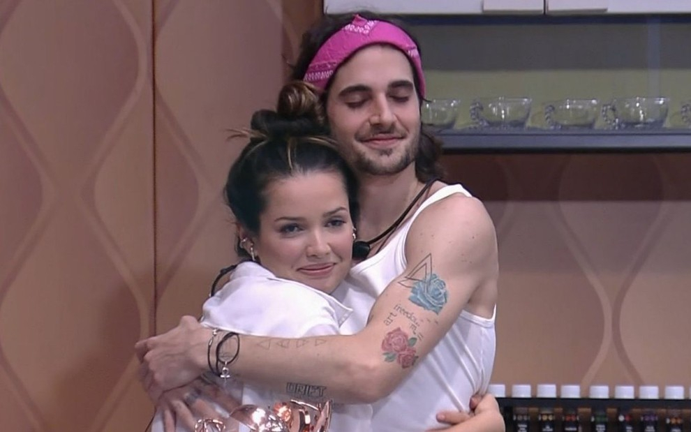 NoticiasdaTV's tweet photo. Pintou um clima no #BBB21? Fãs shippam Fiuk e Juliette no primeiro programa > https://t.co/zvEn0c6Ykq https://t.co/zJtPtNxT7q