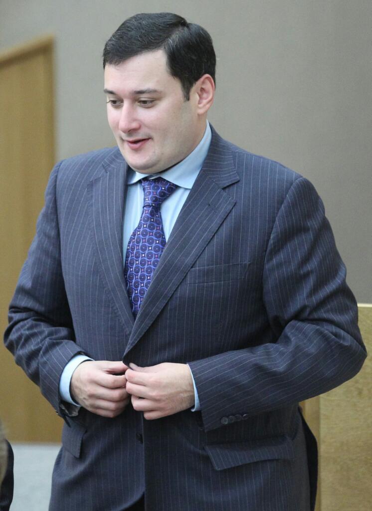 Отправляя в бой солдата,
Оглянись, комбат, вокруг,
Нет ли рядом депутата,
И других "народных слуг".