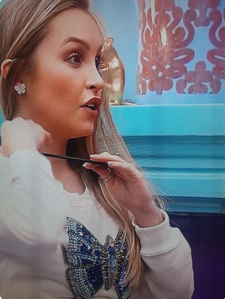 GisdeOliveira's tweet photo. Cada peça linda, feita com um objetivo pro #BBB21 exclusivamente pra nossa @Carladiaz pela @erikafakuri #mundogis no #BBB21 https://t.co/ZCHRmBlsxO