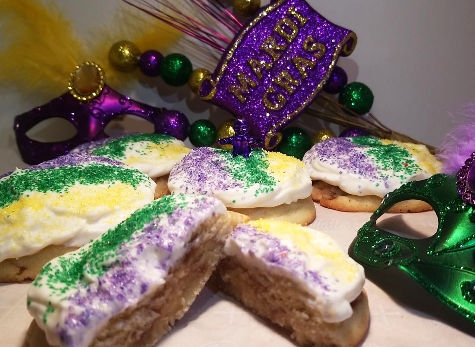nguyenlyssa's tweet photo. Happy King Cake season! I love king cakes of all types. This one is in a cookie form topped with whipped cream cheese frosting. So yummm! #kingcake #MardiGras2021 #cookies https://t.co/ELZegE1GCe