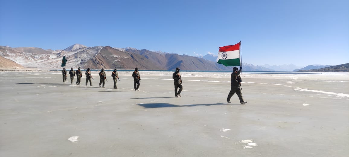 DDNewslive's tweet photo. In service of the nation at 17,000 ft and -25°C in #Ladakh, @ITBP_official's warriors stand tall as they celebrate India's 72nd #RepublicDay   🇮🇳

@DefenceMinIndia @Neerajsinghddn1 https://t.co/ABtXLslwGj