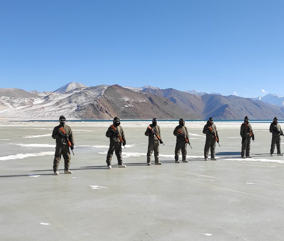 DDNewslive's tweet photo. In service of the nation at 17,000 ft and -25°C in #Ladakh, @ITBP_official's warriors stand tall as they celebrate India's 72nd #RepublicDay   🇮🇳

@DefenceMinIndia @Neerajsinghddn1 https://t.co/ABtXLslwGj