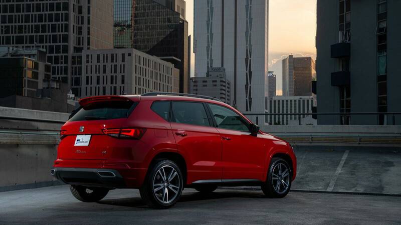 Autocosmos's tweet photo. ¡Manejamos la nueva @SEAT_Mexico #AtecaFR 2021! 😎 Te contamos cómo nos fue a bordo de esta SUV deportiva que llega a competir contra la #MitsubishiEclipseCross #LimitedS y #KIASportageSXL 🔥 👉 https://t.co/rqnedkciLz https://t.co/1oaWClbPFA