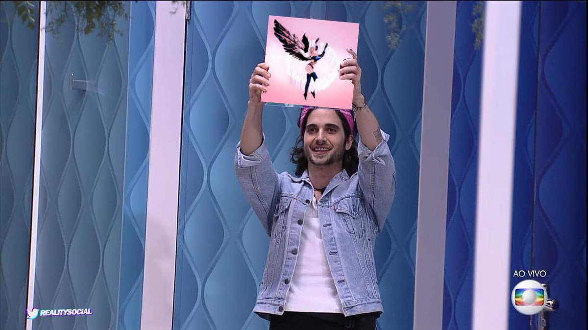 fiuk segurando seu álbum favorito tweet media