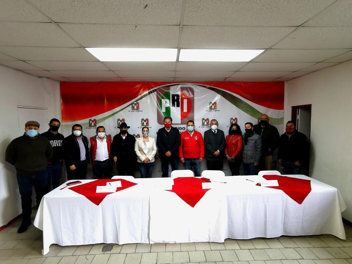 alitomorenoc's tweet photo. Deseo el mayor de los éxitos a mi amigo @hvarroyo1, quien desde hoy asume la importante encomienda como nuevo Delegado General del @PRI_Nacional en #BajaCalifornia. ¡Estamos fuertes y unidos trabajando juntos para fortalecer al priismo en todo México! 👊🏼🇲🇽 https://t.co/tFDe3PibQS