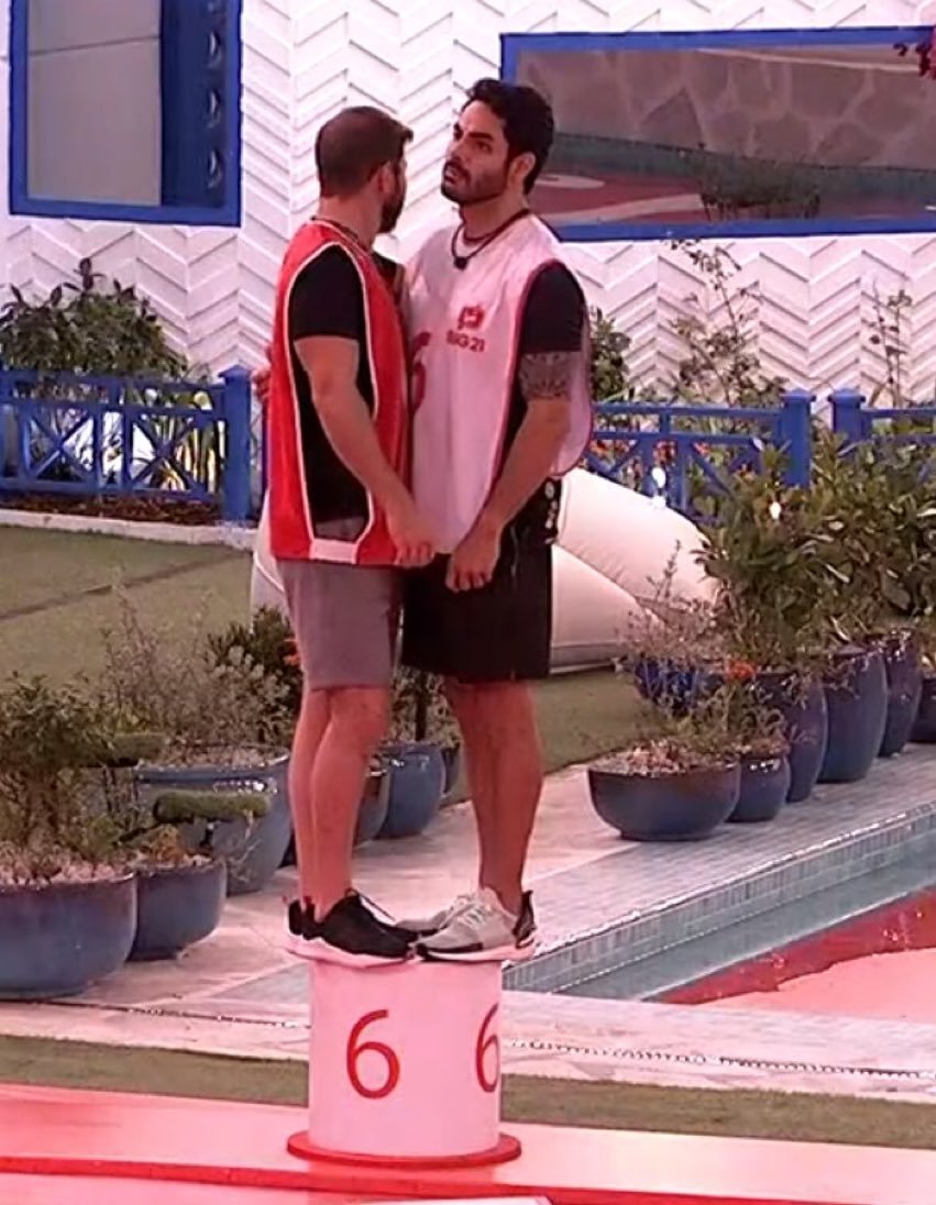 brunoclz's tweet photo. - Caralho tu entrou armado no BBB?
- Entrei não cara
- E esse pistolão aqui?

#BBB21 https://t.co/NC8GslRaHX