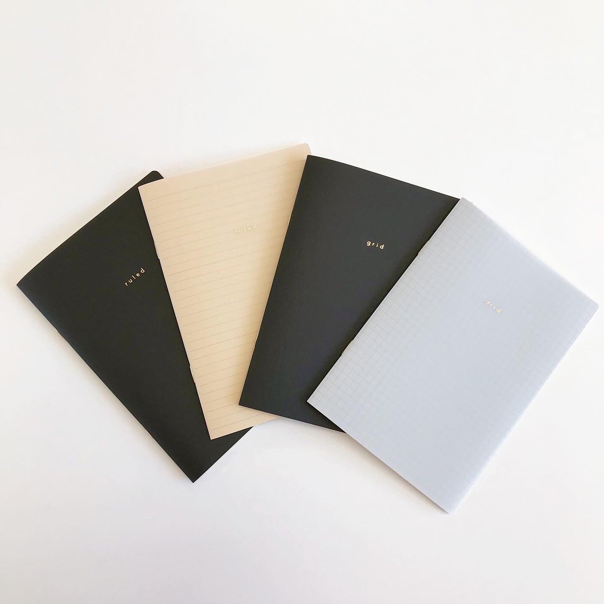 手帳のダイゴー つづき 表紙はクリアとブラックがありますが クリアは下の紙が透けているのでステッカーやマステなどで自分の好みに デコレーション しても ノート 手帳カスタマイズ 方眼 横罫 デコ ノートデコ 文具 文具好き ノートマニア