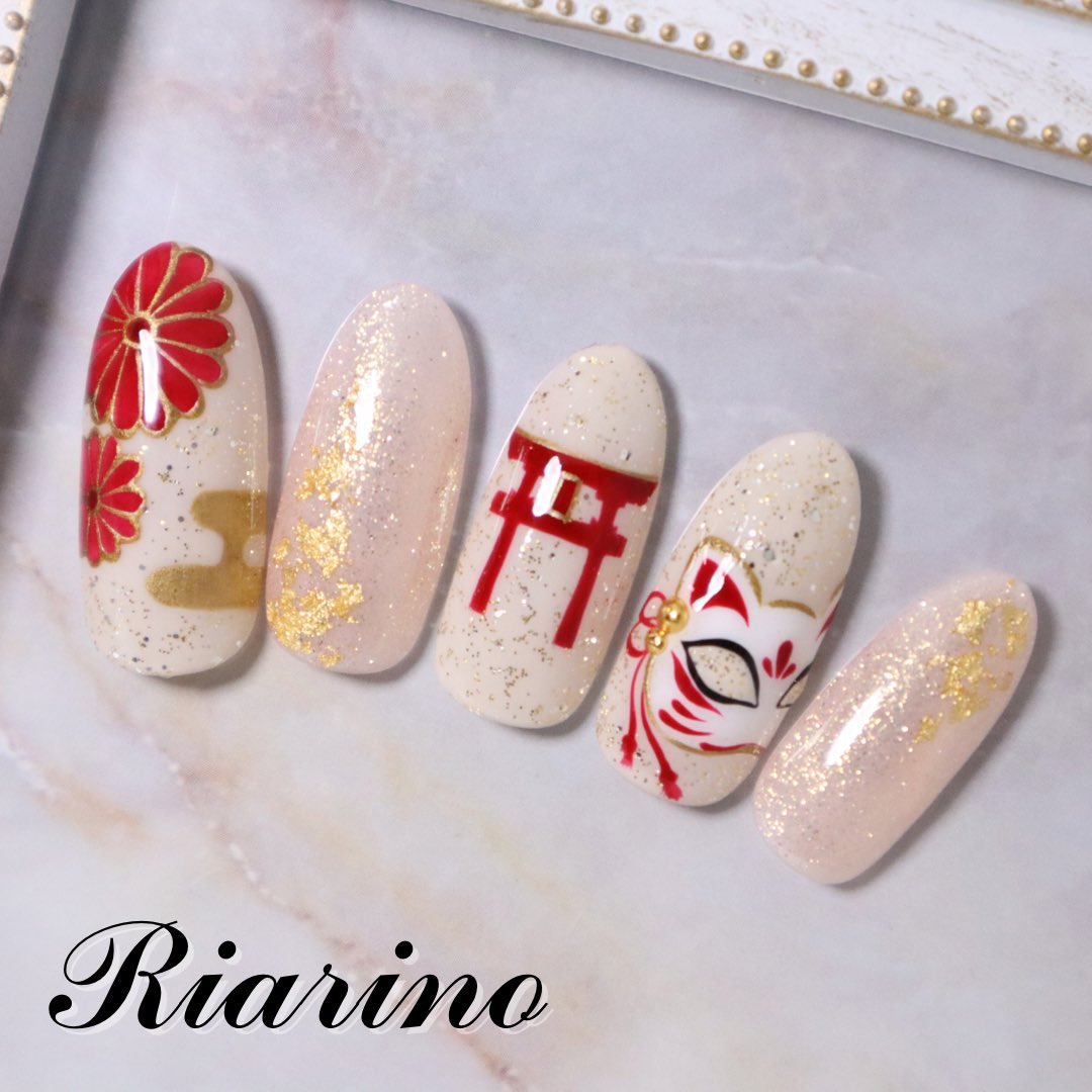 Riarino オーダーネイルチップ販売 オーダーネイルチップ販売中です ˊᵕˋ 手描きアートの狐面 鳥居 菊が目を惹く和柄デザインです ラメや金箔を散らしてキラキラに仕上げました T Co 0xfzq7q131 ネイルチップ ネイルデザイン ネイル