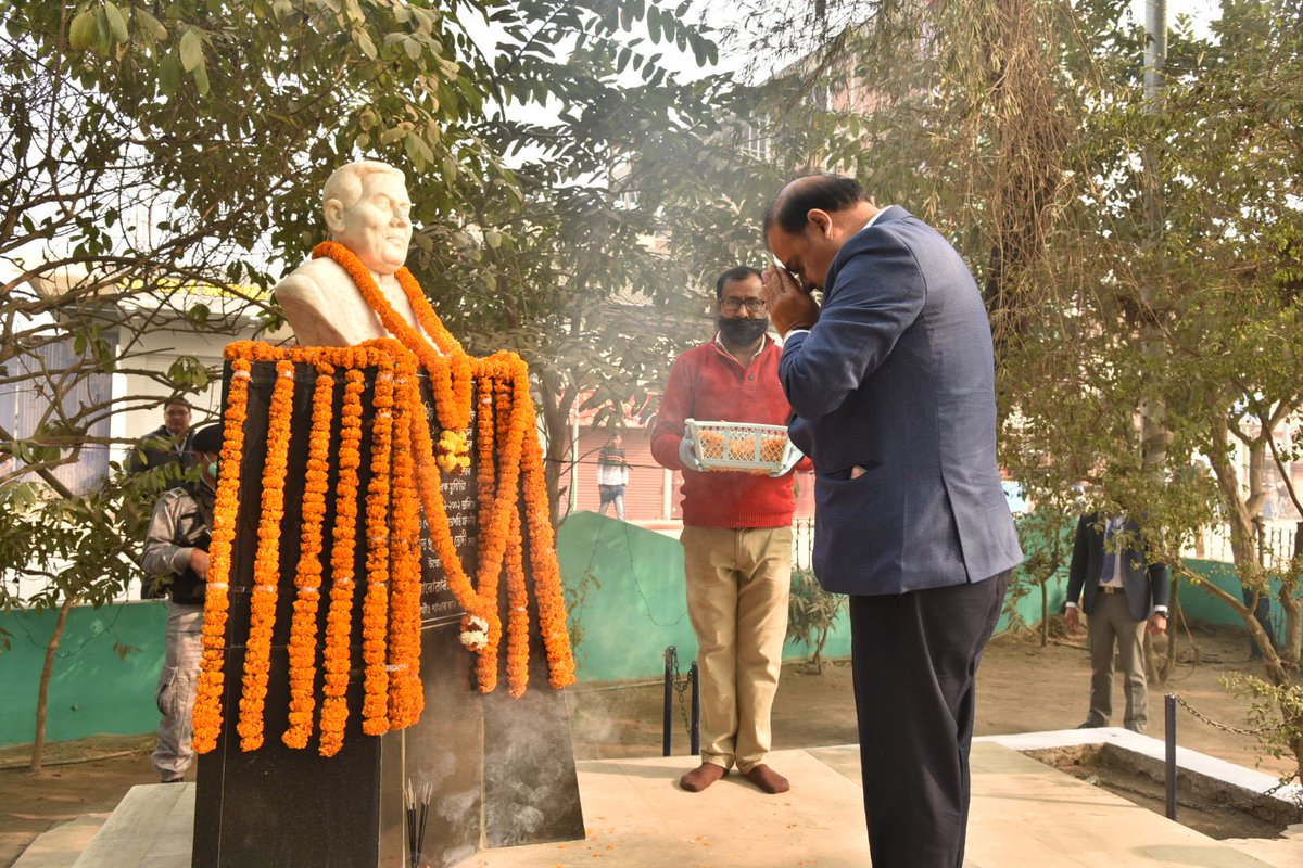 himantabiswa's tweet photo. #RepublicDay 

Assam is forever grateful to great men and women who contributed to our glorious heritage.

At Nagaon, paid my tribute to Lokapriya  Gopinath Bordoloi and Motiram Bora.

We recall with pride their contributions.

#RepublicDayIndia https://t.co/NgEq6iB4oi