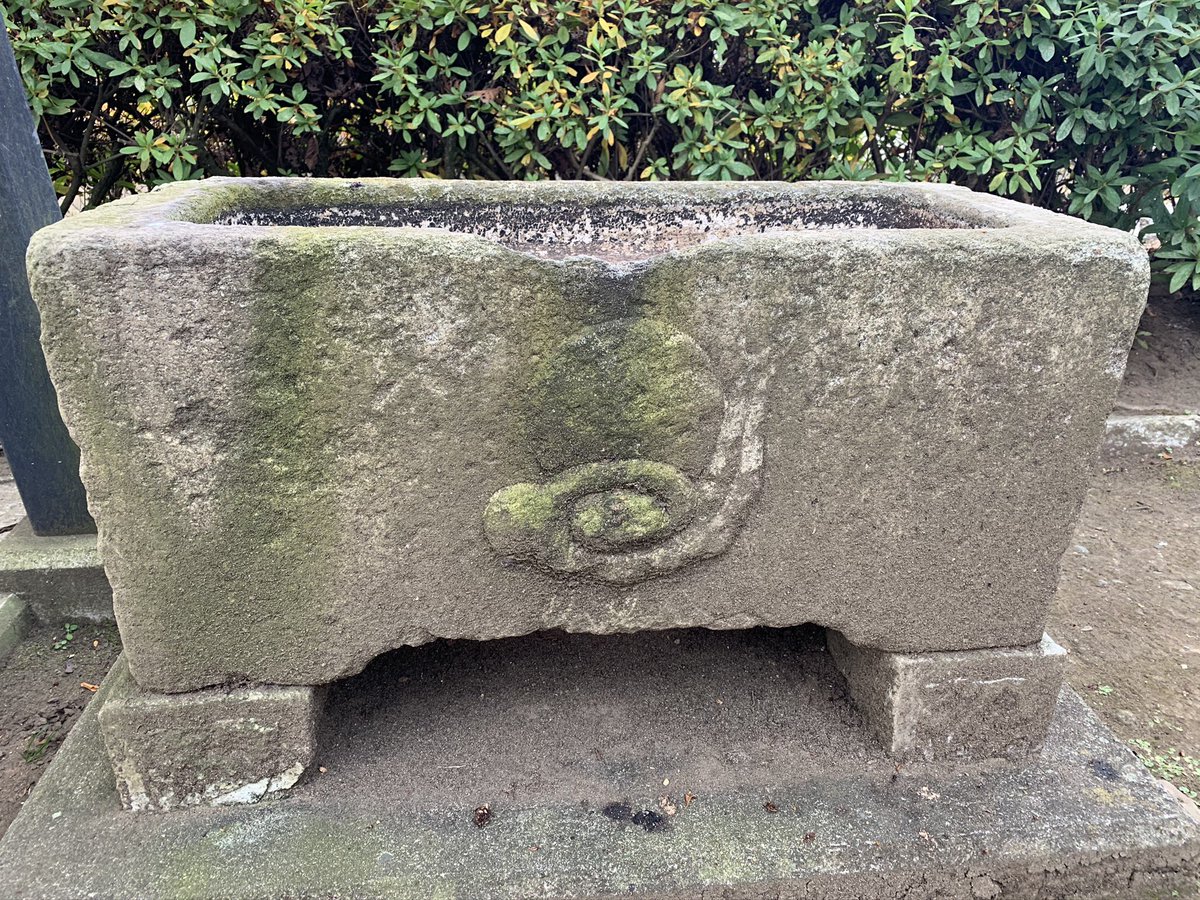 JHMorris89's tweet photo. Small #temple for #Dainichi #Nyorai in #Chikusei City, #Ibaraki Prefecture. I wonder if it’s a snail on the chōzuya or some pattern I don’t recognise.
#茨城県 #筑西市 の #大日如来尊 だ。#手水舎 にカタツムリみたいなものが彫ってあるね。 https://t.co/69bnPHdgoe