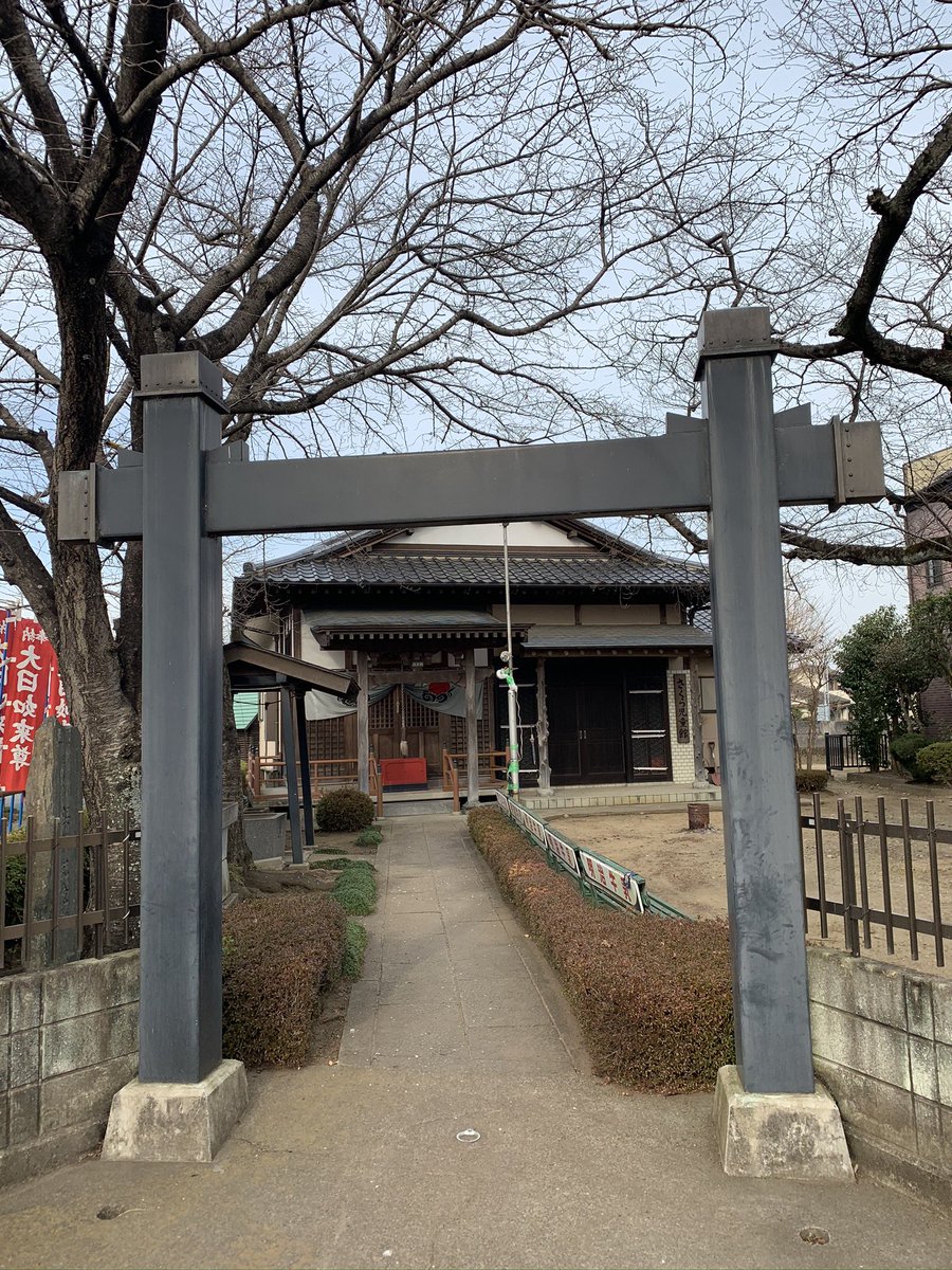 JHMorris89's tweet photo. Small #temple for #Dainichi #Nyorai in #Chikusei City, #Ibaraki Prefecture. I wonder if it’s a snail on the chōzuya or some pattern I don’t recognise.
#茨城県 #筑西市 の #大日如来尊 だ。#手水舎 にカタツムリみたいなものが彫ってあるね。 https://t.co/69bnPHdgoe