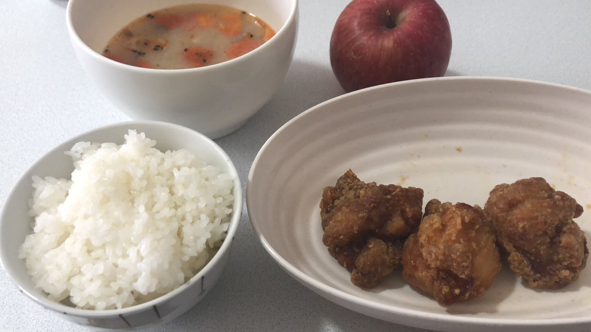 tobemuscle's tweet photo. 12時の朝昼ごはん
ご飯、唐揚げ3つ、五目みそ汁、りんご https://t.co/s6howWW0Ke