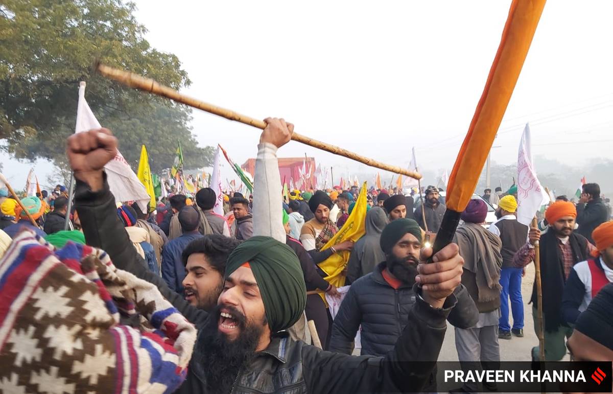 Farmers break police barricades at Tikri, Singhu borders ahead of tractor rally  https://indianexpress.com/article/india/farmers-protest-tractor-rally-republic-day-live-updates-7160431/
