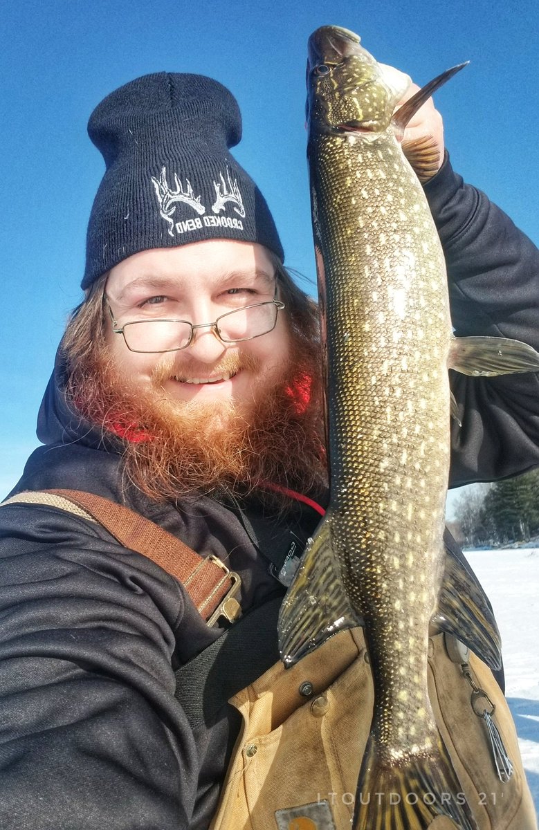 LowellMiller17's tweet photo. Had a fun day with my little sis Susan Jackson and my friend Rich Boutin. Slaying some panfish with the Widow Maker Lures !! #LToutdoors #michiganoutdoors #michiganfishing #fishing #icefishing #panfish #bluegill #puremichigan #widowmakerjigs https://t.co/xdMguETI8n