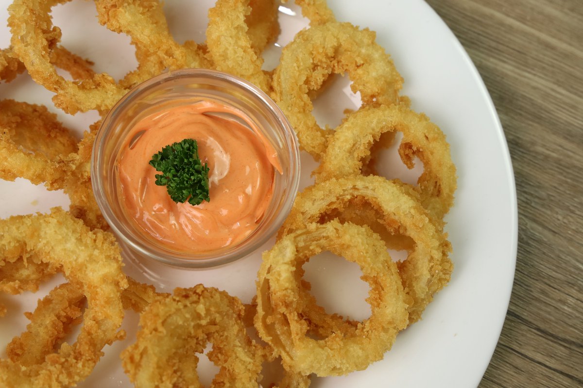 FriendcheapM's tweet photo. CRISPY ONION RINGS RECIPE 
Watch Full Video Here:https://t.co/F5Xw7tqfuX

This Recipe is Made of Onion Rings Coated w/ Batter Mixture made of Flour, Cornstarch, Garlic Powder and Cold Fresh Milk season w/ Salt &amp; Pepper &amp; Deep fry. 

#cripyonionrings #onionrings #onionringsrecipe https://t.co/uxenQoMnm9